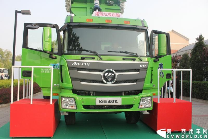 4月29日，福田戴姆勒汽车在北京举办以“清洁首都空气 开启绿色渣运”为主题的新一代智能环保渣土车首批交车仪式。活动现场，福田戴姆勒汽车首批交付共计300辆第三代智能渣土车，，在北京市政府的牵线下，北京建工集团、北京城建集团、北京轨道集团与首批置换新型渣土车的北京利达金路腾、北京成伟兄弟、北京富鑫、北京丰台南宫等土石方运输公司签订了渣土承运合同。图为交车仪式现场展示的欧曼第三代智能渣土车。