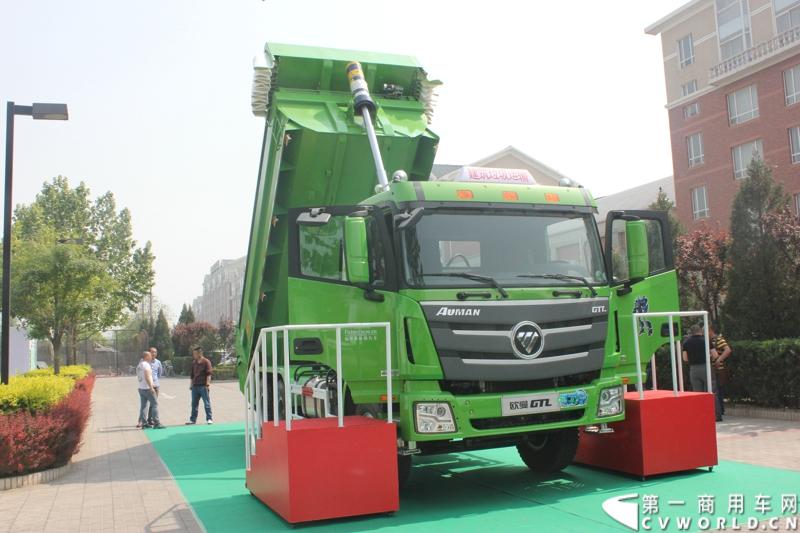 4月29日，福田戴姆勒汽车在北京举办以“清洁首都空气 开启绿色渣运”为主题的新一代智能环保渣土车首批交车仪式。活动现场，福田戴姆勒汽车首批交付共计300辆第三代智能渣土车，，在北京市政府的牵线下，北京建工集团、北京城建集团、北京轨道集团与首批置换新型渣土车的北京利达金路腾、北京成伟兄弟、北京富鑫、北京丰台南宫等土石方运输公司签订了渣土承运合同。图为交车仪式现场展示的欧曼第三代智能渣土车。