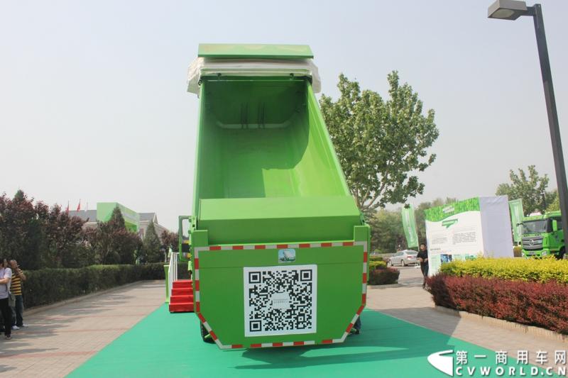 4月29日，福田戴姆勒汽车在北京举办以“清洁首都空气 开启绿色渣运”为主题的新一代智能环保渣土车首批交车仪式。活动现场，福田戴姆勒汽车首批交付共计300辆第三代智能渣土车，，在北京市政府的牵线下，北京建工集团、北京城建集团、北京轨道集团与首批置换新型渣土车的北京利达金路腾、北京成伟兄弟、北京富鑫、北京丰台南宫等土石方运输公司签订了渣土承运合同。图为交车仪式现场展示的欧曼第三代智能渣土车。