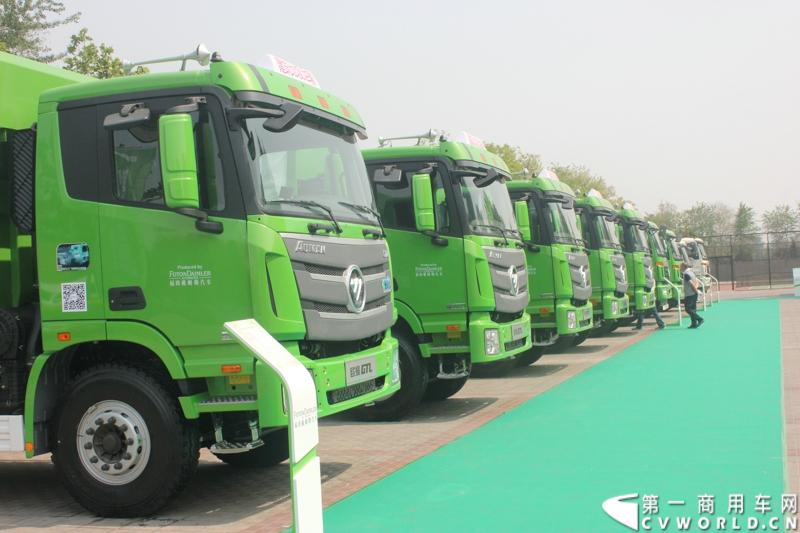 4月29日，福田戴姆勒汽车在北京举办以“清洁首都空气 开启绿色渣运”为主题的新一代智能环保渣土车首批交车仪式。活动现场，福田戴姆勒汽车首批交付共计300辆第三代智能渣土车，，在北京市政府的牵线下，北京建工集团、北京城建集团、北京轨道集团与首批置换新型渣土车的北京利达金路腾、北京成伟兄弟、北京富鑫、北京丰台南宫等土石方运输公司签订了渣土承运合同。图为交车仪式现场展示的欧曼第三代智能渣土车。