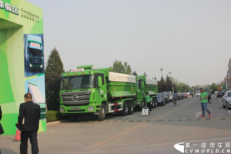 4月29日，福田戴姆勒汽车在北京举办以“清洁首都空气 开启绿色渣运”为主题的新一代智能环保渣土车首批交车仪式。活动现场，福田戴姆勒汽车首批交付共计300辆第三代智能渣土车，，在北京市政府的牵线下，北京建工集团、北京城建集团、北京轨道集团与首批置换新型渣土车的北京利达金路腾、北京成伟兄弟、北京富鑫、北京丰台南宫等土石方运输公司签订了渣土承运合同。图为交车仪式现场展示的欧曼第三代智能渣土车。