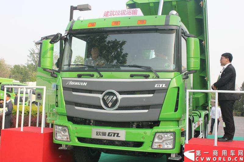 4月29日，福田戴姆勒汽车在北京举办以“清洁首都空气 开启绿色渣运”为主题的新一代智能环保渣土车首批交车仪式。活动现场，福田戴姆勒汽车首批交付共计300辆第三代智能渣土车，，在北京市政府的牵线下，北京建工集团、北京城建集团、北京轨道集团与首批置换新型渣土车的北京利达金路腾、北京成伟兄弟、北京富鑫、北京丰台南宫等土石方运输公司签订了渣土承运合同。图为交车仪式现场展示的欧曼第三代智能渣土车。