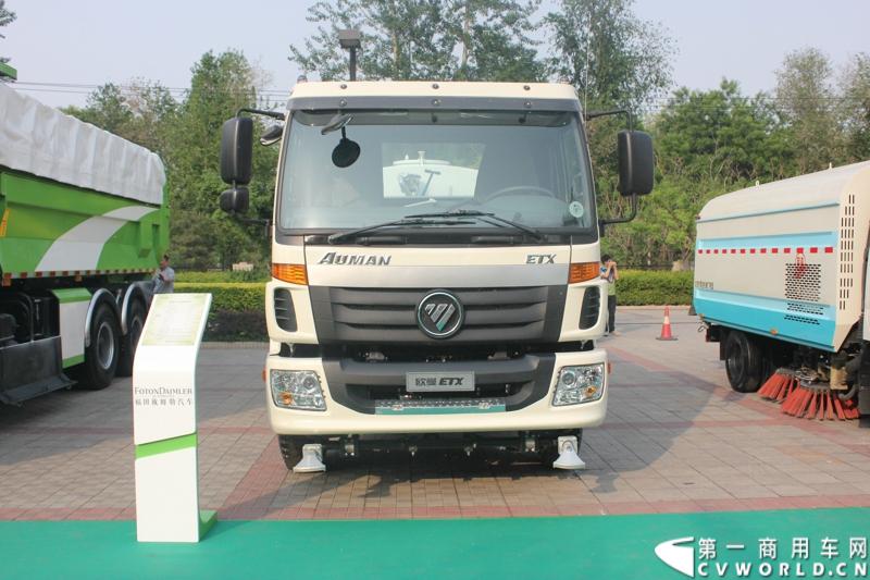 4月29日，福田戴姆勒汽车在北京举办以“清洁首都空气 开启绿色渣运”为主题的新一代智能环保渣土车首批交车仪式。活动现场，福田戴姆勒汽车首批交付共计300辆第三代智能渣土车，，在北京市政府的牵线下，北京建工集团、北京城建集团、北京轨道集团与首批置换新型渣土车的北京利达金路腾、北京成伟兄弟、北京富鑫、北京丰台南宫等土石方运输公司签订了渣土承运合同。图为交车仪式现场展示的欧曼第三代智能渣土车。