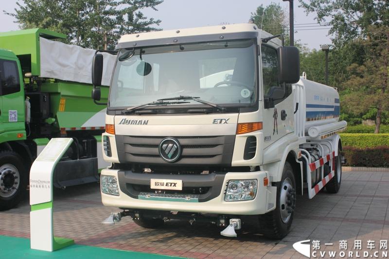 4月29日，福田戴姆勒汽车在北京举办以“清洁首都空气 开启绿色渣运”为主题的新一代智能环保渣土车首批交车仪式。活动现场，福田戴姆勒汽车首批交付共计300辆第三代智能渣土车，，在北京市政府的牵线下，北京建工集团、北京城建集团、北京轨道集团与首批置换新型渣土车的北京利达金路腾、北京成伟兄弟、北京富鑫、北京丰台南宫等土石方运输公司签订了渣土承运合同。图为交车仪式现场展示的欧曼第三代智能渣土车。
