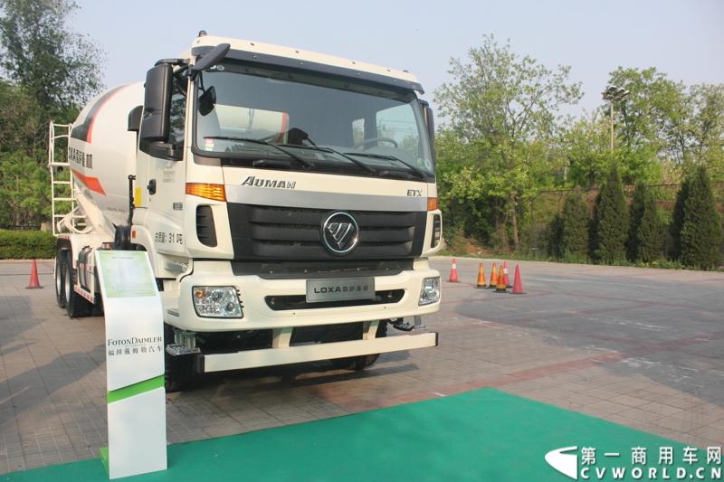 4月29日，福田戴姆勒汽车在北京举办以“清洁首都空气 开启绿色渣运”为主题的新一代智能环保渣土车首批交车仪式。活动现场，福田戴姆勒汽车首批交付共计300辆第三代智能渣土车，，在北京市政府的牵线下，北京建工集团、北京城建集团、北京轨道集团与首批置换新型渣土车的北京利达金路腾、北京成伟兄弟、北京富鑫、北京丰台南宫等土石方运输公司签订了渣土承运合同。图为交车仪式现场展示的欧曼第三代智能渣土车。