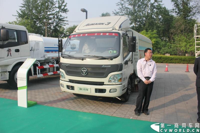 4月29日，福田戴姆勒汽车在北京举办以“清洁首都空气 开启绿色渣运”为主题的新一代智能环保渣土车首批交车仪式。活动现场，福田戴姆勒汽车首批交付共计300辆第三代智能渣土车，，在北京市政府的牵线下，北京建工集团、北京城建集团、北京轨道集团与首批置换新型渣土车的北京利达金路腾、北京成伟兄弟、北京富鑫、北京丰台南宫等土石方运输公司签订了渣土承运合同。图为交车仪式现场展示的欧曼第三代智能渣土车。