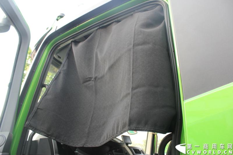 4月29日，福田戴姆勒汽车在北京举办以“清洁首都空气 开启绿色渣运”为主题的新一代智能环保渣土车首批交车仪式。活动现场，福田戴姆勒汽车首批交付共计300辆第三代智能渣土车，，在北京市政府的牵线下，北京建工集团、北京城建集团、北京轨道集团与首批置换新型渣土车的北京利达金路腾、北京成伟兄弟、北京富鑫、北京丰台南宫等土石方运输公司签订了渣土承运合同。图为欧曼第三代智能渣土车细节展示。