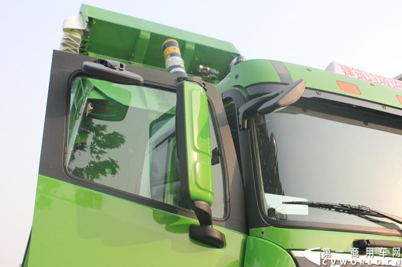 4月29日，福田戴姆勒汽车在北京举办以“清洁首都空气 开启绿色渣运”为主题的新一代智能环保渣土车首批交车仪式。活动现场，福田戴姆勒汽车首批交付共计300辆第三代智能渣土车，，在北京市政府的牵线下，北京建工集团、北京城建集团、北京轨道集团与首批置换新型渣土车的北京利达金路腾、北京成伟兄弟、北京富鑫、北京丰台南宫等土石方运输公司签订了渣土承运合同。图为欧曼第三代智能渣土车细节展示。