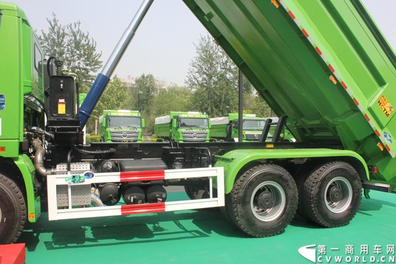 4月29日，福田戴姆勒汽车在北京举办以“清洁首都空气 开启绿色渣运”为主题的新一代智能环保渣土车首批交车仪式。活动现场，福田戴姆勒汽车首批交付共计300辆第三代智能渣土车，，在北京市政府的牵线下，北京建工集团、北京城建集团、北京轨道集团与首批置换新型渣土车的北京利达金路腾、北京成伟兄弟、北京富鑫、北京丰台南宫等土石方运输公司签订了渣土承运合同。图为欧曼第三代智能渣土车细节展示。