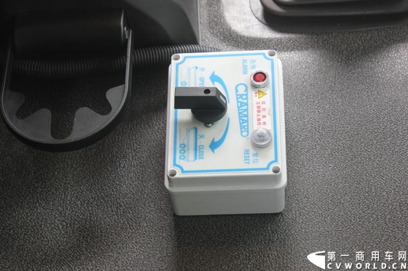 4月29日，福田戴姆勒汽车在北京举办以“清洁首都空气 开启绿色渣运”为主题的新一代智能环保渣土车首批交车仪式。活动现场，福田戴姆勒汽车首批交付共计300辆第三代智能渣土车，，在北京市政府的牵线下，北京建工集团、北京城建集团、北京轨道集团与首批置换新型渣土车的北京利达金路腾、北京成伟兄弟、北京富鑫、北京丰台南宫等土石方运输公司签订了渣土承运合同。图为欧曼第三代智能渣土车细节展示。