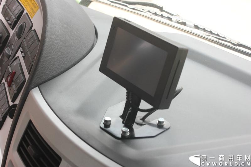 4月29日，福田戴姆勒汽车在北京举办以“清洁首都空气 开启绿色渣运”为主题的新一代智能环保渣土车首批交车仪式。活动现场，福田戴姆勒汽车首批交付共计300辆第三代智能渣土车，，在北京市政府的牵线下，北京建工集团、北京城建集团、北京轨道集团与首批置换新型渣土车的北京利达金路腾、北京成伟兄弟、北京富鑫、北京丰台南宫等土石方运输公司签订了渣土承运合同。图为欧曼第三代智能渣土车细节展示。