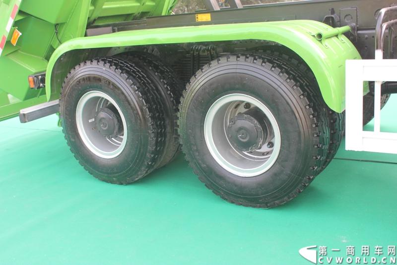 4月29日，福田戴姆勒汽车在北京举办以“清洁首都空气 开启绿色渣运”为主题的新一代智能环保渣土车首批交车仪式。活动现场，福田戴姆勒汽车首批交付共计300辆第三代智能渣土车，，在北京市政府的牵线下，北京建工集团、北京城建集团、北京轨道集团与首批置换新型渣土车的北京利达金路腾、北京成伟兄弟、北京富鑫、北京丰台南宫等土石方运输公司签订了渣土承运合同。图为欧曼第三代智能渣土车细节展示。