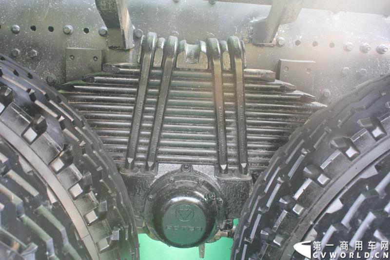 4月29日，福田戴姆勒汽车在北京举办以“清洁首都空气 开启绿色渣运”为主题的新一代智能环保渣土车首批交车仪式。活动现场，福田戴姆勒汽车首批交付共计300辆第三代智能渣土车，，在北京市政府的牵线下，北京建工集团、北京城建集团、北京轨道集团与首批置换新型渣土车的北京利达金路腾、北京成伟兄弟、北京富鑫、北京丰台南宫等土石方运输公司签订了渣土承运合同。图为欧曼第三代智能渣土车细节展示。