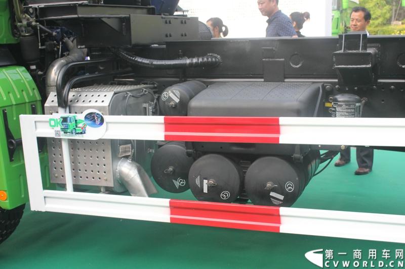 4月29日，福田戴姆勒汽车在北京举办以“清洁首都空气 开启绿色渣运”为主题的新一代智能环保渣土车首批交车仪式。活动现场，福田戴姆勒汽车首批交付共计300辆第三代智能渣土车，，在北京市政府的牵线下，北京建工集团、北京城建集团、北京轨道集团与首批置换新型渣土车的北京利达金路腾、北京成伟兄弟、北京富鑫、北京丰台南宫等土石方运输公司签订了渣土承运合同。图为欧曼第三代智能渣土车细节展示。