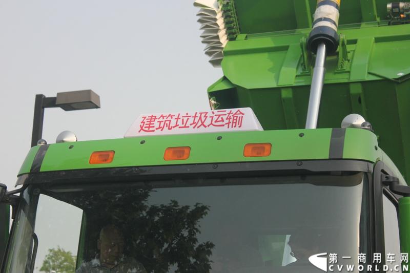 4月29日，福田戴姆勒汽车在北京举办以“清洁首都空气 开启绿色渣运”为主题的新一代智能环保渣土车首批交车仪式。活动现场，福田戴姆勒汽车首批交付共计300辆第三代智能渣土车，，在北京市政府的牵线下，北京建工集团、北京城建集团、北京轨道集团与首批置换新型渣土车的北京利达金路腾、北京成伟兄弟、北京富鑫、北京丰台南宫等土石方运输公司签订了渣土承运合同。图为欧曼第三代智能渣土车细节展示。