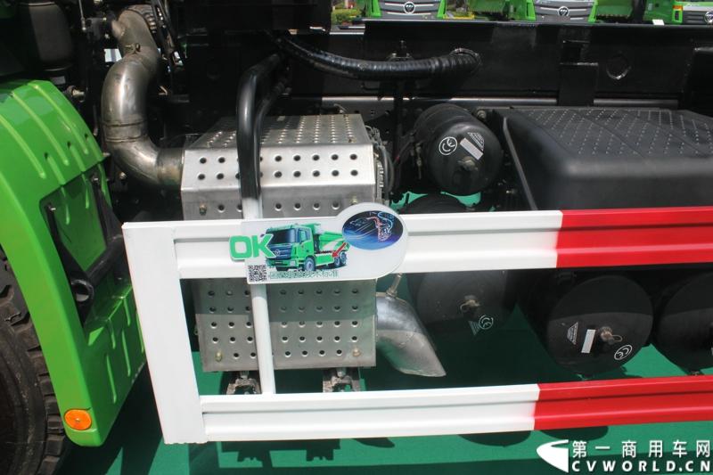 4月29日，福田戴姆勒汽车在北京举办以“清洁首都空气 开启绿色渣运”为主题的新一代智能环保渣土车首批交车仪式。活动现场，福田戴姆勒汽车首批交付共计300辆第三代智能渣土车，，在北京市政府的牵线下，北京建工集团、北京城建集团、北京轨道集团与首批置换新型渣土车的北京利达金路腾、北京成伟兄弟、北京富鑫、北京丰台南宫等土石方运输公司签订了渣土承运合同。图为欧曼第三代智能渣土车细节展示。