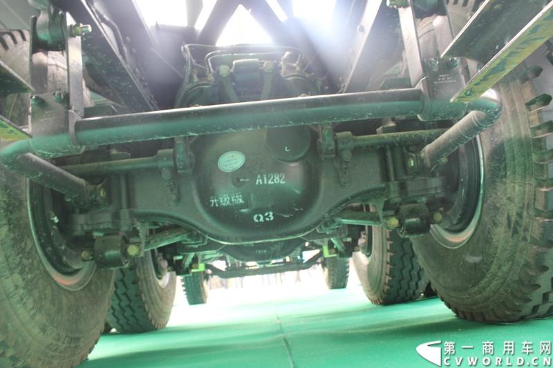 4月29日，福田戴姆勒汽车在北京举办以“清洁首都空气 开启绿色渣运”为主题的新一代智能环保渣土车首批交车仪式。活动现场，福田戴姆勒汽车首批交付共计300辆第三代智能渣土车，，在北京市政府的牵线下，北京建工集团、北京城建集团、北京轨道集团与首批置换新型渣土车的北京利达金路腾、北京成伟兄弟、北京富鑫、北京丰台南宫等土石方运输公司签订了渣土承运合同。图为欧曼第三代智能渣土车细节展示。