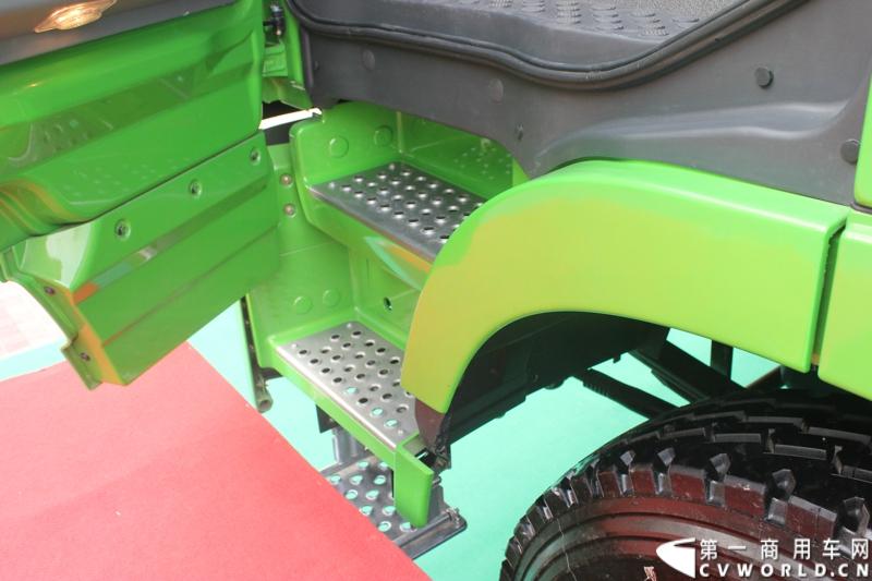 4月29日，福田戴姆勒汽车在北京举办以“清洁首都空气 开启绿色渣运”为主题的新一代智能环保渣土车首批交车仪式。活动现场，福田戴姆勒汽车首批交付共计300辆第三代智能渣土车，，在北京市政府的牵线下，北京建工集团、北京城建集团、北京轨道集团与首批置换新型渣土车的北京利达金路腾、北京成伟兄弟、北京富鑫、北京丰台南宫等土石方运输公司签订了渣土承运合同。图为欧曼第三代智能渣土车细节展示。