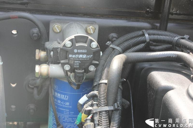 4月29日，福田戴姆勒汽车在北京举办以“清洁首都空气 开启绿色渣运”为主题的新一代智能环保渣土车首批交车仪式。活动现场，福田戴姆勒汽车首批交付共计300辆第三代智能渣土车，，在北京市政府的牵线下，北京建工集团、北京城建集团、北京轨道集团与首批置换新型渣土车的北京利达金路腾、北京成伟兄弟、北京富鑫、北京丰台南宫等土石方运输公司签订了渣土承运合同。图为欧曼第三代智能渣土车细节展示。