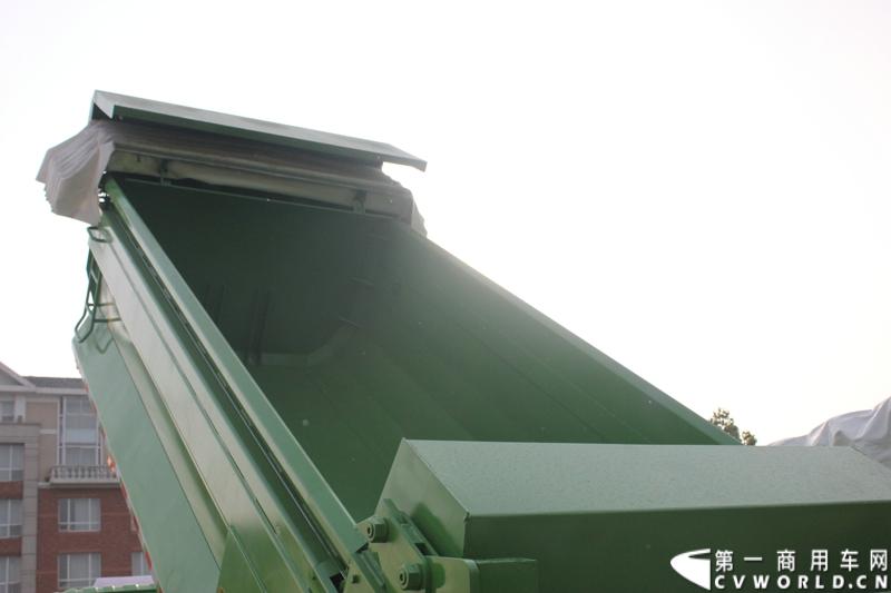 4月29日，福田戴姆勒汽车在北京举办以“清洁首都空气 开启绿色渣运”为主题的新一代智能环保渣土车首批交车仪式。活动现场，福田戴姆勒汽车首批交付共计300辆第三代智能渣土车，，在北京市政府的牵线下，北京建工集团、北京城建集团、北京轨道集团与首批置换新型渣土车的北京利达金路腾、北京成伟兄弟、北京富鑫、北京丰台南宫等土石方运输公司签订了渣土承运合同。图为欧曼第三代智能渣土车细节展示。