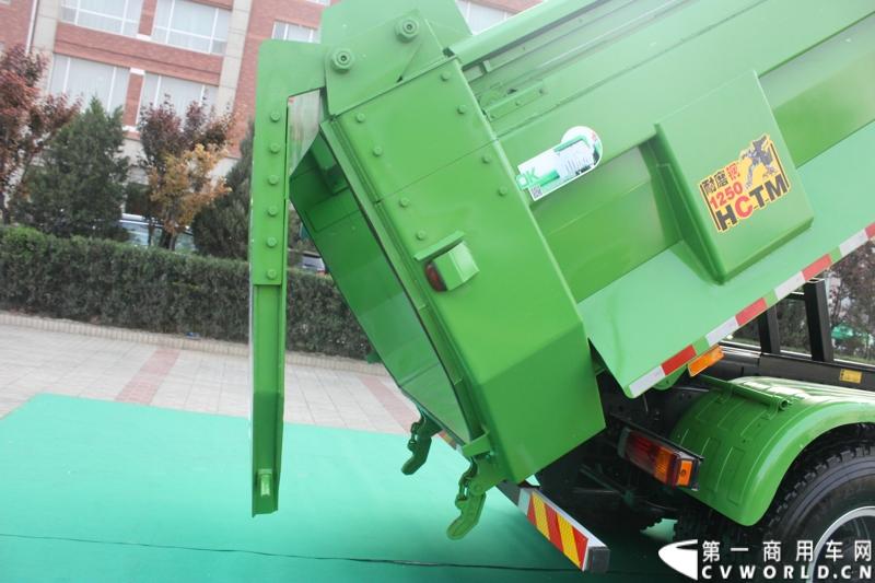 4月29日，福田戴姆勒汽车在北京举办以“清洁首都空气 开启绿色渣运”为主题的新一代智能环保渣土车首批交车仪式。活动现场，福田戴姆勒汽车首批交付共计300辆第三代智能渣土车，，在北京市政府的牵线下，北京建工集团、北京城建集团、北京轨道集团与首批置换新型渣土车的北京利达金路腾、北京成伟兄弟、北京富鑫、北京丰台南宫等土石方运输公司签订了渣土承运合同。图为欧曼第三代智能渣土车细节展示。