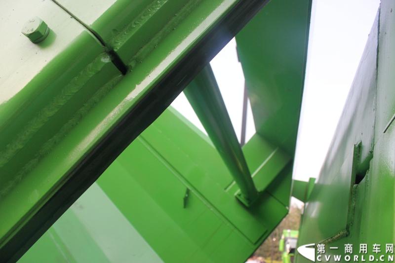 4月29日，福田戴姆勒汽车在北京举办以“清洁首都空气 开启绿色渣运”为主题的新一代智能环保渣土车首批交车仪式。活动现场，福田戴姆勒汽车首批交付共计300辆第三代智能渣土车，，在北京市政府的牵线下，北京建工集团、北京城建集团、北京轨道集团与首批置换新型渣土车的北京利达金路腾、北京成伟兄弟、北京富鑫、北京丰台南宫等土石方运输公司签订了渣土承运合同。图为欧曼第三代智能渣土车细节展示。