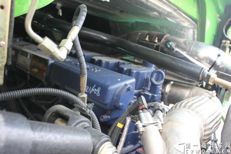 4月29日，福田戴姆勒汽车在北京举办以“清洁首都空气 开启绿色渣运”为主题的新一代智能环保渣土车首批交车仪式。活动现场，福田戴姆勒汽车首批交付共计300辆第三代智能渣土车，，在北京市政府的牵线下，北京建工集团、北京城建集团、北京轨道集团与首批置换新型渣土车的北京利达金路腾、北京成伟兄弟、北京富鑫、北京丰台南宫等土石方运输公司签订了渣土承运合同。图为欧曼第三代智能渣土车细节展示。