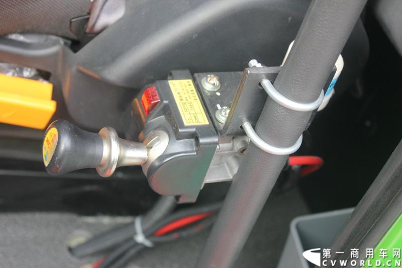 4月29日，福田戴姆勒汽车在北京举办以“清洁首都空气 开启绿色渣运”为主题的新一代智能环保渣土车首批交车仪式。活动现场，福田戴姆勒汽车首批交付共计300辆第三代智能渣土车，，在北京市政府的牵线下，北京建工集团、北京城建集团、北京轨道集团与首批置换新型渣土车的北京利达金路腾、北京成伟兄弟、北京富鑫、北京丰台南宫等土石方运输公司签订了渣土承运合同。图为欧曼第三代智能渣土车细节展示。