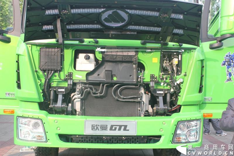 4月29日，福田戴姆勒汽车在北京举办以“清洁首都空气 开启绿色渣运”为主题的新一代智能环保渣土车首批交车仪式。活动现场，福田戴姆勒汽车首批交付共计300辆第三代智能渣土车，，在北京市政府的牵线下，北京建工集团、北京城建集团、北京轨道集团与首批置换新型渣土车的北京利达金路腾、北京成伟兄弟、北京富鑫、北京丰台南宫等土石方运输公司签订了渣土承运合同。图为欧曼第三代智能渣土车细节展示。