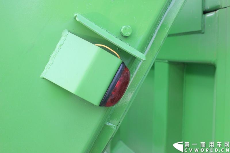 4月29日，福田戴姆勒汽车在北京举办以“清洁首都空气 开启绿色渣运”为主题的新一代智能环保渣土车首批交车仪式。活动现场，福田戴姆勒汽车首批交付共计300辆第三代智能渣土车，，在北京市政府的牵线下，北京建工集团、北京城建集团、北京轨道集团与首批置换新型渣土车的北京利达金路腾、北京成伟兄弟、北京富鑫、北京丰台南宫等土石方运输公司签订了渣土承运合同。图为欧曼第三代智能渣土车细节展示。