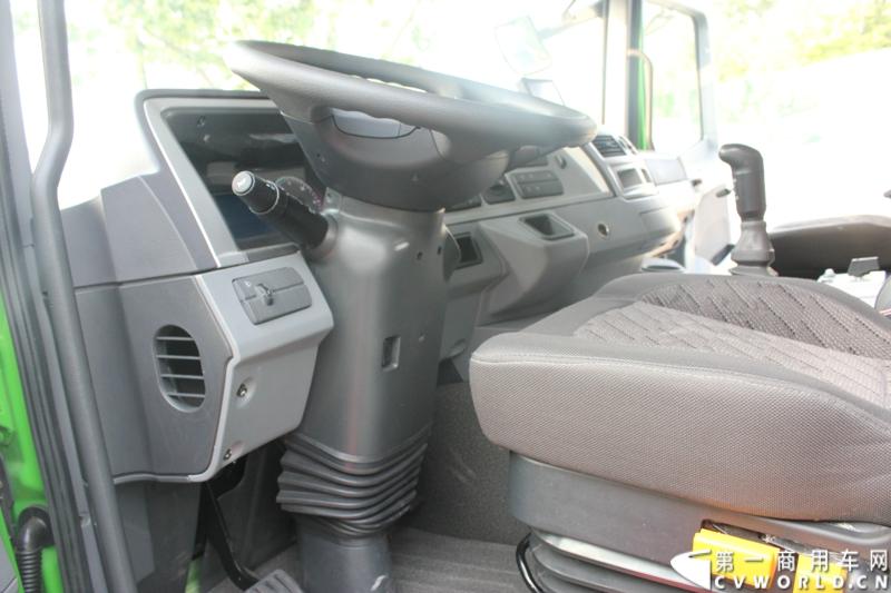 4月29日，福田戴姆勒汽车在北京举办以“清洁首都空气 开启绿色渣运”为主题的新一代智能环保渣土车首批交车仪式。活动现场，福田戴姆勒汽车首批交付共计300辆第三代智能渣土车，，在北京市政府的牵线下，北京建工集团、北京城建集团、北京轨道集团与首批置换新型渣土车的北京利达金路腾、北京成伟兄弟、北京富鑫、北京丰台南宫等土石方运输公司签订了渣土承运合同。图为欧曼第三代智能渣土车驾驶室细节展示。