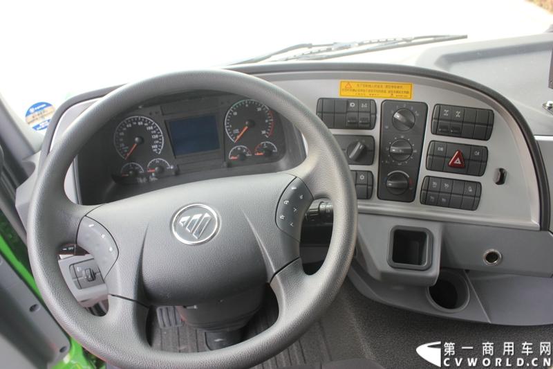 4月29日，福田戴姆勒汽车在北京举办以“清洁首都空气 开启绿色渣运”为主题的新一代智能环保渣土车首批交车仪式。活动现场，福田戴姆勒汽车首批交付共计300辆第三代智能渣土车，，在北京市政府的牵线下，北京建工集团、北京城建集团、北京轨道集团与首批置换新型渣土车的北京利达金路腾、北京成伟兄弟、北京富鑫、北京丰台南宫等土石方运输公司签订了渣土承运合同。图为欧曼第三代智能渣土车驾驶室细节展示。