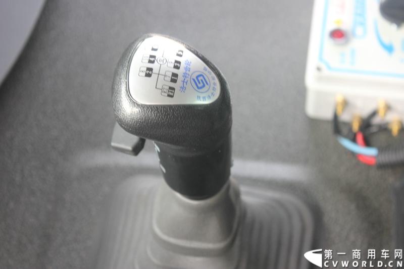 4月29日，福田戴姆勒汽车在北京举办以“清洁首都空气 开启绿色渣运”为主题的新一代智能环保渣土车首批交车仪式。活动现场，福田戴姆勒汽车首批交付共计300辆第三代智能渣土车，，在北京市政府的牵线下，北京建工集团、北京城建集团、北京轨道集团与首批置换新型渣土车的北京利达金路腾、北京成伟兄弟、北京富鑫、北京丰台南宫等土石方运输公司签订了渣土承运合同。图为欧曼第三代智能渣土车驾驶室细节展示。