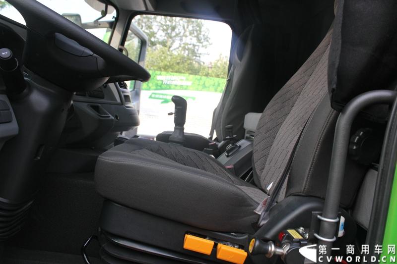 4月29日，福田戴姆勒汽车在北京举办以“清洁首都空气 开启绿色渣运”为主题的新一代智能环保渣土车首批交车仪式。活动现场，福田戴姆勒汽车首批交付共计300辆第三代智能渣土车，，在北京市政府的牵线下，北京建工集团、北京城建集团、北京轨道集团与首批置换新型渣土车的北京利达金路腾、北京成伟兄弟、北京富鑫、北京丰台南宫等土石方运输公司签订了渣土承运合同。图为欧曼第三代智能渣土车驾驶室细节展示。