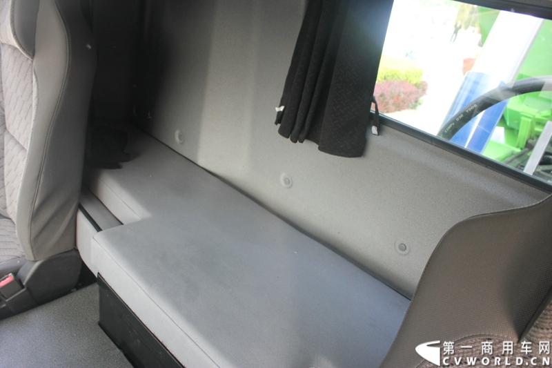 4月29日，福田戴姆勒汽车在北京举办以“清洁首都空气 开启绿色渣运”为主题的新一代智能环保渣土车首批交车仪式。活动现场，福田戴姆勒汽车首批交付共计300辆第三代智能渣土车，，在北京市政府的牵线下，北京建工集团、北京城建集团、北京轨道集团与首批置换新型渣土车的北京利达金路腾、北京成伟兄弟、北京富鑫、北京丰台南宫等土石方运输公司签订了渣土承运合同。图为欧曼第三代智能渣土车驾驶室细节展示。