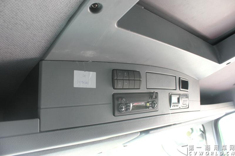 4月29日，福田戴姆勒汽车在北京举办以“清洁首都空气 开启绿色渣运”为主题的新一代智能环保渣土车首批交车仪式。活动现场，福田戴姆勒汽车首批交付共计300辆第三代智能渣土车，，在北京市政府的牵线下，北京建工集团、北京城建集团、北京轨道集团与首批置换新型渣土车的北京利达金路腾、北京成伟兄弟、北京富鑫、北京丰台南宫等土石方运输公司签订了渣土承运合同。图为欧曼第三代智能渣土车驾驶室细节展示。