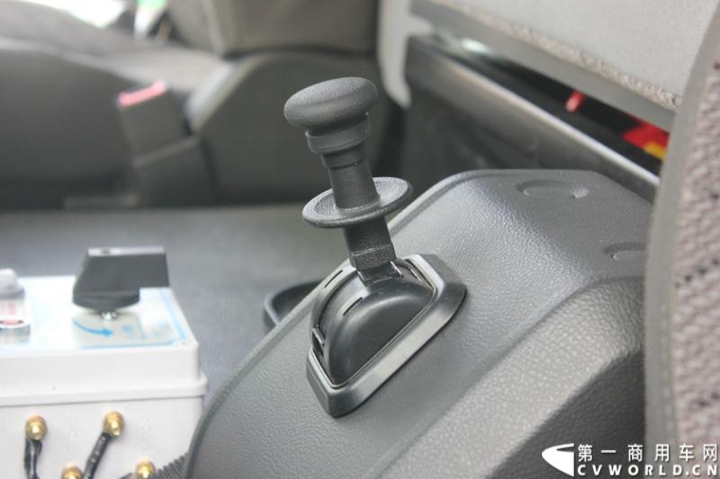 4月29日，福田戴姆勒汽车在北京举办以“清洁首都空气 开启绿色渣运”为主题的新一代智能环保渣土车首批交车仪式。活动现场，福田戴姆勒汽车首批交付共计300辆第三代智能渣土车，，在北京市政府的牵线下，北京建工集团、北京城建集团、北京轨道集团与首批置换新型渣土车的北京利达金路腾、北京成伟兄弟、北京富鑫、北京丰台南宫等土石方运输公司签订了渣土承运合同。图为欧曼第三代智能渣土车驾驶室细节展示。