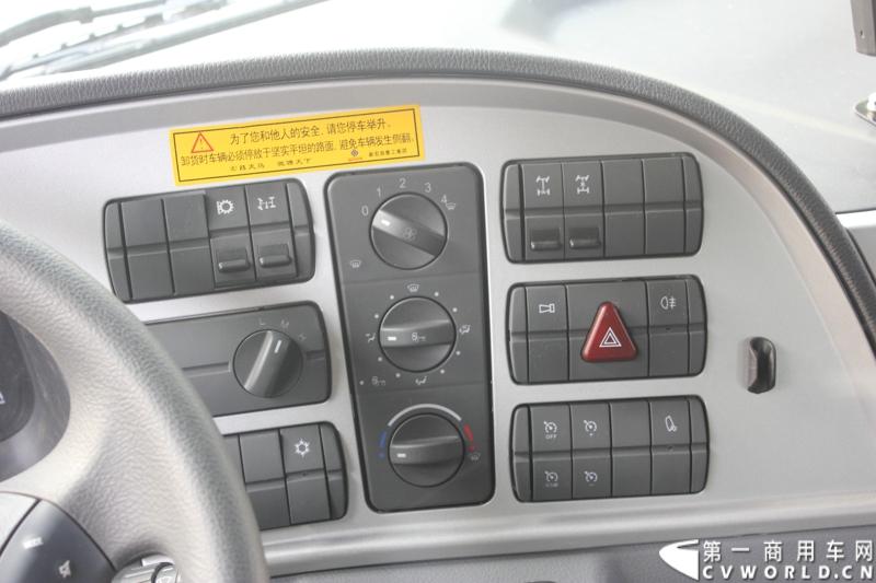 4月29日，福田戴姆勒汽车在北京举办以“清洁首都空气 开启绿色渣运”为主题的新一代智能环保渣土车首批交车仪式。活动现场，福田戴姆勒汽车首批交付共计300辆第三代智能渣土车，，在北京市政府的牵线下，北京建工集团、北京城建集团、北京轨道集团与首批置换新型渣土车的北京利达金路腾、北京成伟兄弟、北京富鑫、北京丰台南宫等土石方运输公司签订了渣土承运合同。图为欧曼第三代智能渣土车驾驶室细节展示。