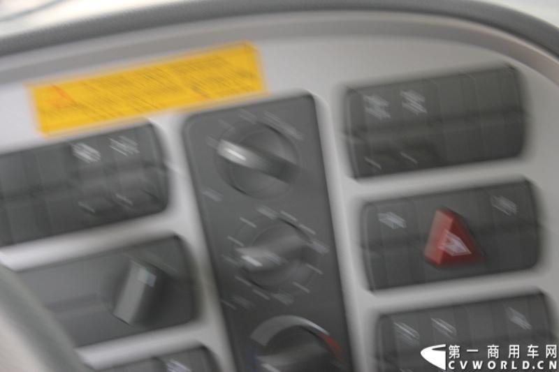 4月29日，福田戴姆勒汽车在北京举办以“清洁首都空气 开启绿色渣运”为主题的新一代智能环保渣土车首批交车仪式。活动现场，福田戴姆勒汽车首批交付共计300辆第三代智能渣土车，，在北京市政府的牵线下，北京建工集团、北京城建集团、北京轨道集团与首批置换新型渣土车的北京利达金路腾、北京成伟兄弟、北京富鑫、北京丰台南宫等土石方运输公司签订了渣土承运合同。图为欧曼第三代智能渣土车驾驶室细节展示。