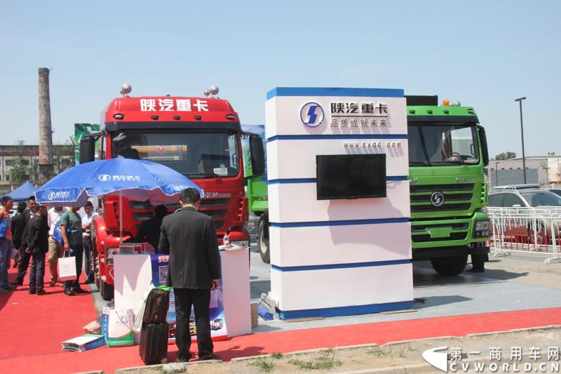 5月7日-9日，以“节能、环保、低炭生活”为主题的“第十五届中国国际（北京）天然气及加气站设备展览会”在北京中国国际展览中心举行。陕汽携德龙新M3000 LNG牵引车和德龙新M3000 6×4 双燃料新型环保渣土车两款产品亮相。图为陕汽展台。
