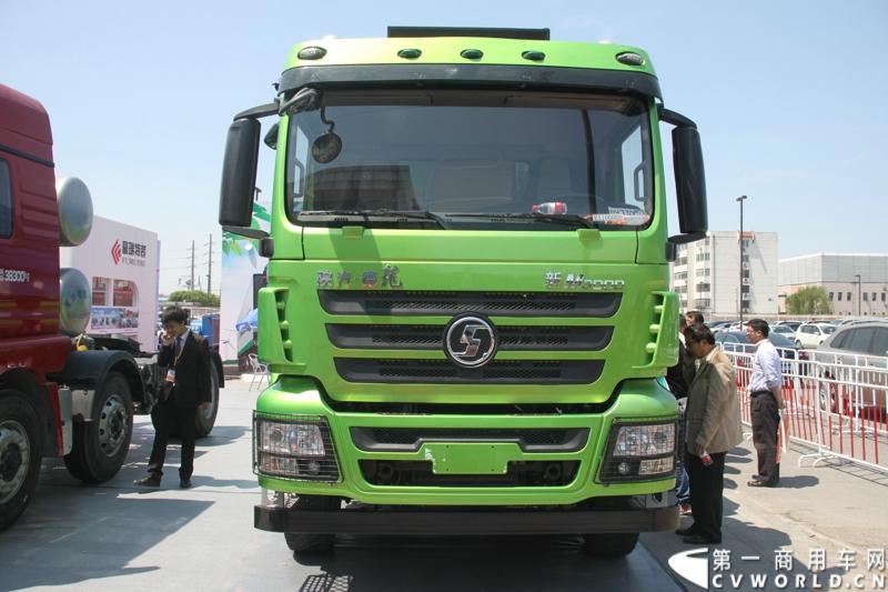 5月7日-9日，以“节能、环保、低炭生活”为主题的“第十五届中国国际（北京）天然气及加气站设备展览会”在北京中国国际展览中心举行。陕汽携德龙新M3000 LNG牵引车和德龙新M3000 6×4 双燃料新型环保渣土车两款产品亮相。图为德龙新M3000 6×4 双燃料新型环保渣土车。