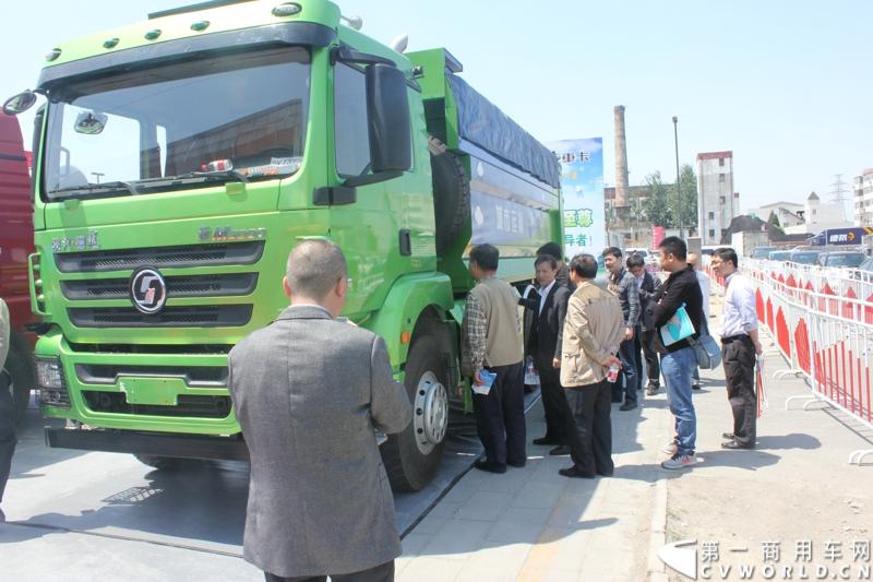 5月7日-9日，以“节能、环保、低炭生活”为主题的“第十五届中国国际（北京）天然气及加气站设备展览会”在北京中国国际展览中心举行。陕汽携德龙新M3000 LNG牵引车和德龙新M3000 6×4 双燃料新型环保渣土车两款产品亮相。图为德龙新M3000 6×4 双燃料新型环保渣土车。