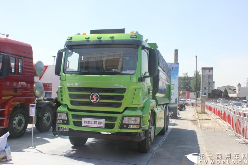 5月7日-9日，以“节能、环保、低炭生活”为主题的“第十五届中国国际（北京）天然气及加气站设备展览会”在北京中国国际展览中心举行。陕汽携德龙新M3000 LNG牵引车和德龙新M3000 6×4 双燃料新型环保渣土车两款产品亮相。图为德龙新M3000 6×4 双燃料新型环保渣土车。