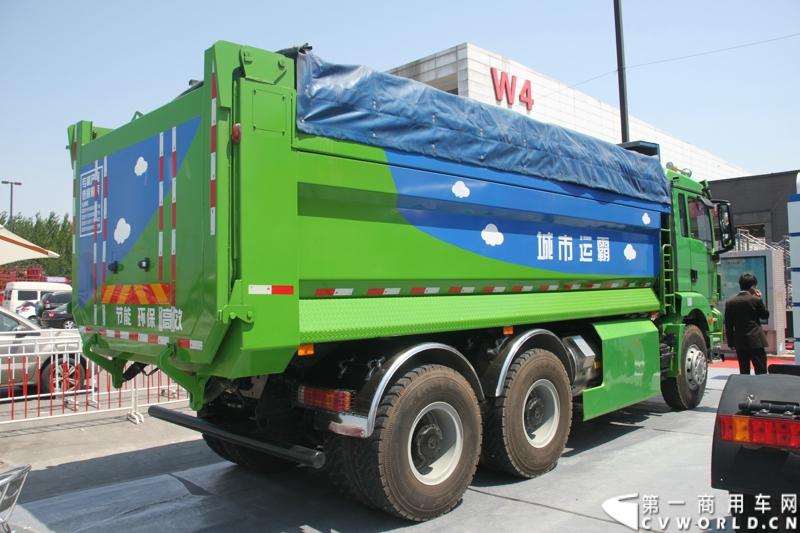 5月7日-9日，以“节能、环保、低炭生活”为主题的“第十五届中国国际（北京）天然气及加气站设备展览会”在北京中国国际展览中心举行。陕汽携德龙新M3000 LNG牵引车和德龙新M3000 6×4 双燃料新型环保渣土车两款产品亮相。图为德龙新M3000 6×4 双燃料新型环保渣土车。