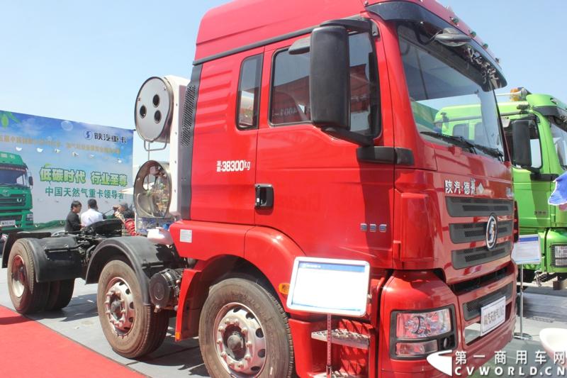 5月7日-9日，以“节能、环保、低炭生活”为主题的“第十五届中国国际（北京）天然气及加气站设备展览会”在北京中国国际展览中心举行。陕汽携德龙新M3000 LNG牵引车和德龙新M3000 6×4 双燃料新型环保渣土车两款产品亮相。图为德龙新M3000 LNG牵引车。