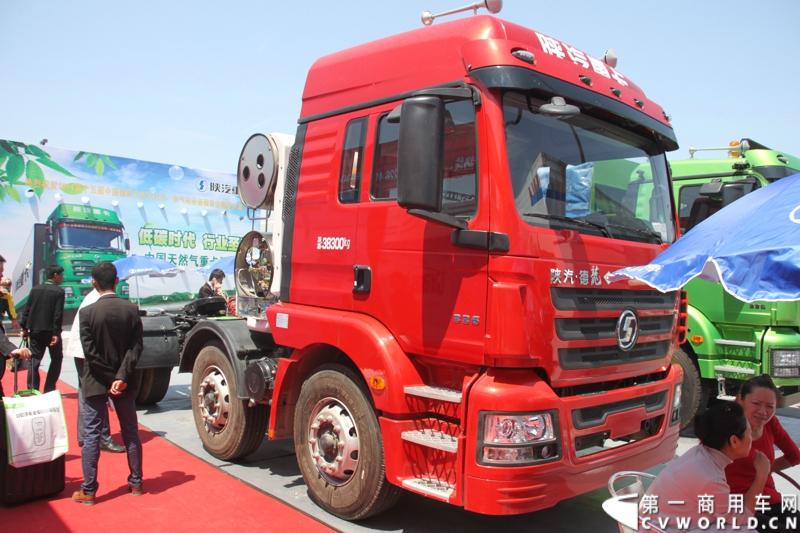 5月7日-9日，以“节能、环保、低炭生活”为主题的“第十五届中国国际（北京）天然气及加气站设备展览会”在北京中国国际展览中心举行。陕汽携德龙新M3000 LNG牵引车和德龙新M3000 6×4 双燃料新型环保渣土车两款产品亮相。图为德龙新M3000 LNG牵引车。