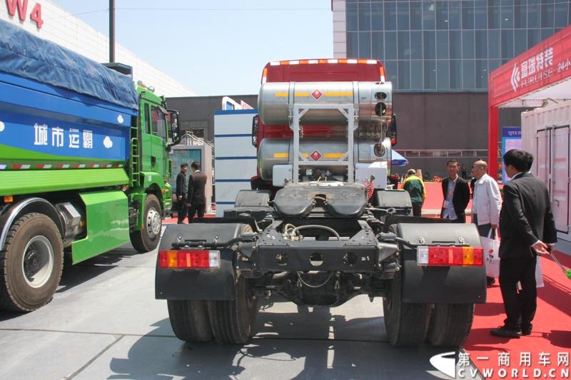 5月7日-9日，以“节能、环保、低炭生活”为主题的“第十五届中国国际（北京）天然气及加气站设备展览会”在北京中国国际展览中心举行。陕汽携德龙新M3000 LNG牵引车和德龙新M3000 6×4 双燃料新型环保渣土车两款产品亮相。图为德龙新M3000 LNG牵引车。