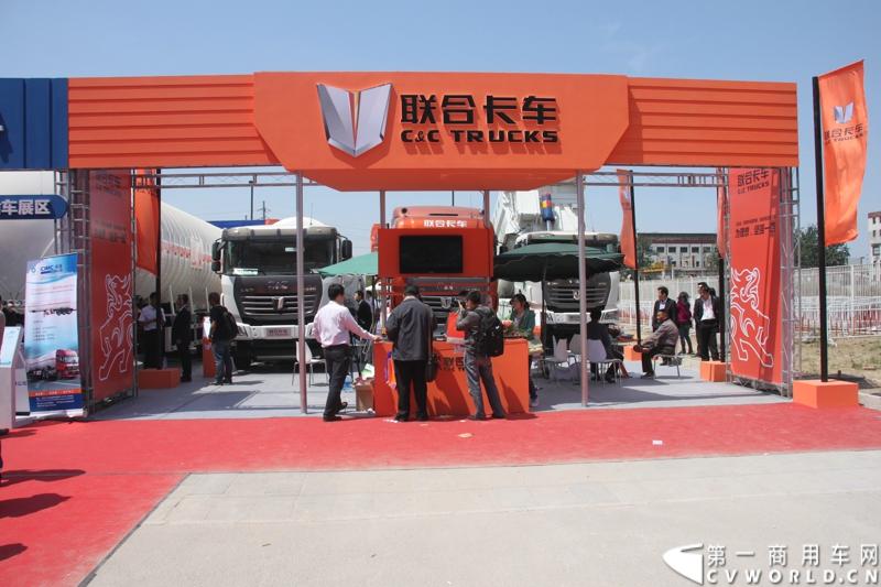 5月7日-9日，以“节能、环保、低炭生活”为主题的“第十五届中国国际（北京）天然气及加气站设备展览会”在北京中国国际展览中心举行。联合卡车携6×4城市渣土车、6×4 K金版牵引车、8×4LNG低温液体运输车三款车型参展。图为联合卡车展台。