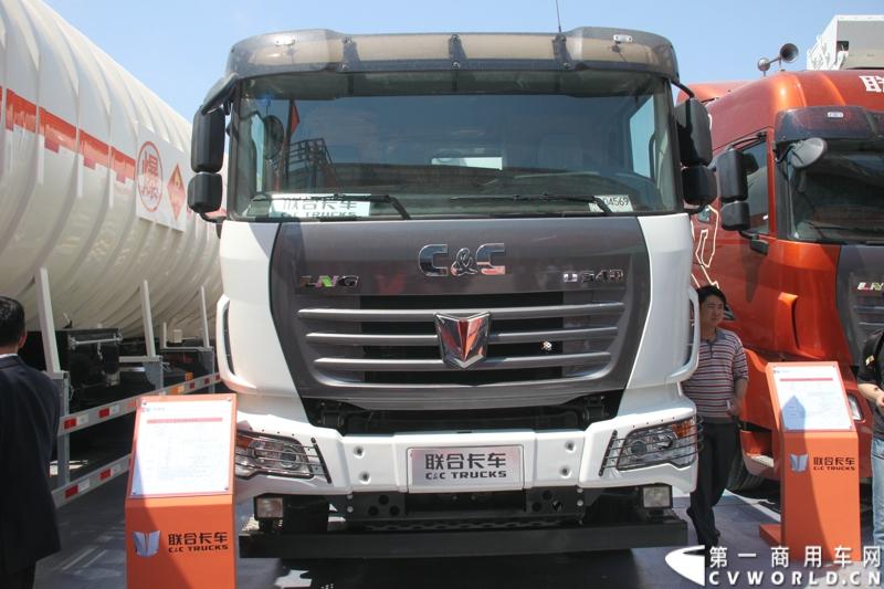 5月7日-9日，以“节能、环保、低炭生活”为主题的“第十五届中国国际（北京）天然气及加气站设备展览会”在北京中国国际展览中心举行。联合卡车携6×4城市渣土车、6×4 K金版牵引车、8×4LNG低温液体运输车三款车型参展。图为联合卡车8X4LNG低温液体运输车。