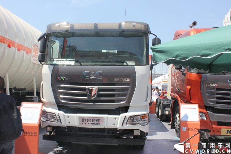 5月7日-9日，以“节能、环保、低炭生活”为主题的“第十五届中国国际（北京）天然气及加气站设备展览会”在北京中国国际展览中心举行。联合卡车携6×4城市渣土车、6×4 K金版牵引车、8×4LNG低温液体运输车三款车型参展。图为联合卡车8X4LNG低温液体运输车。